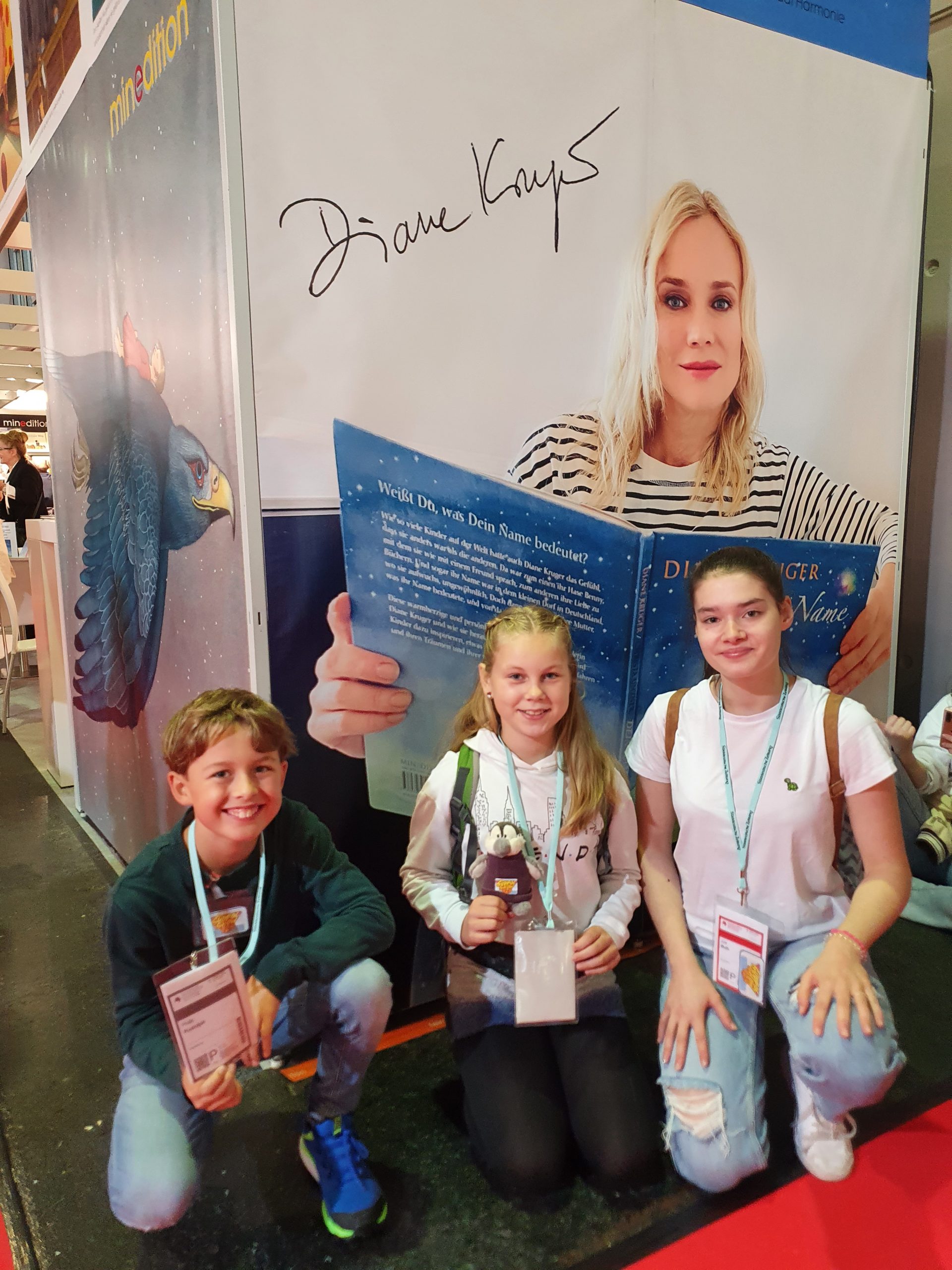 Südpolshowreporter*innen vor "Diane Kruger" Plakat - Text: Auch Schauspielerin Diane Kruger hat auf der Buchmesse ihr Buch vorgestellt