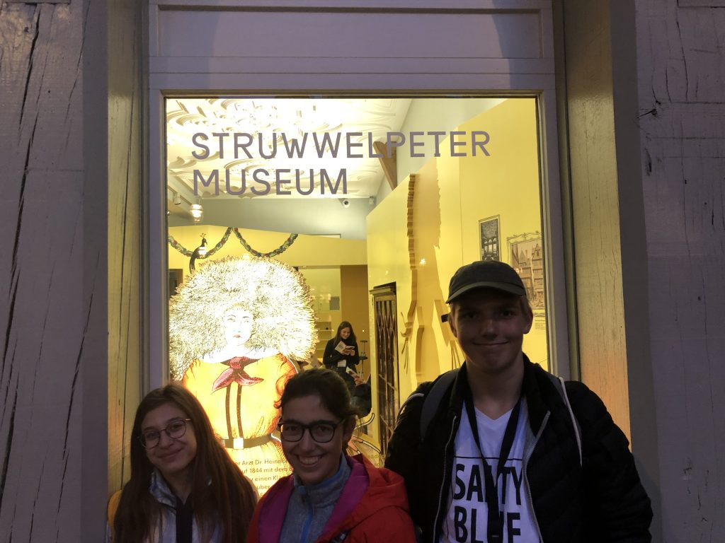 Reporterteam vor dem Struwwelpeter Museum in Frankfurt