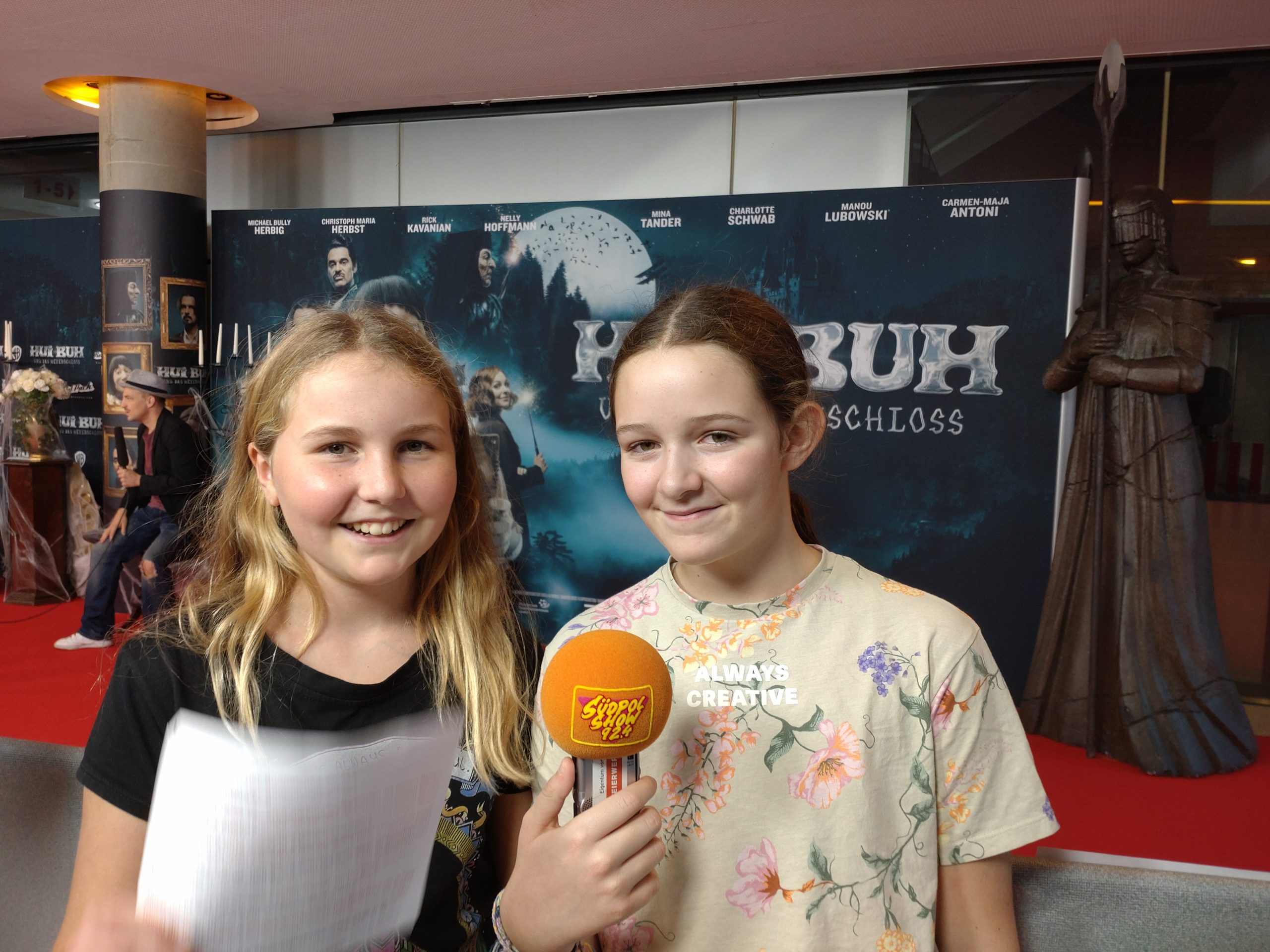 Reporterinnen Emilia und Katharina am roten Teppich