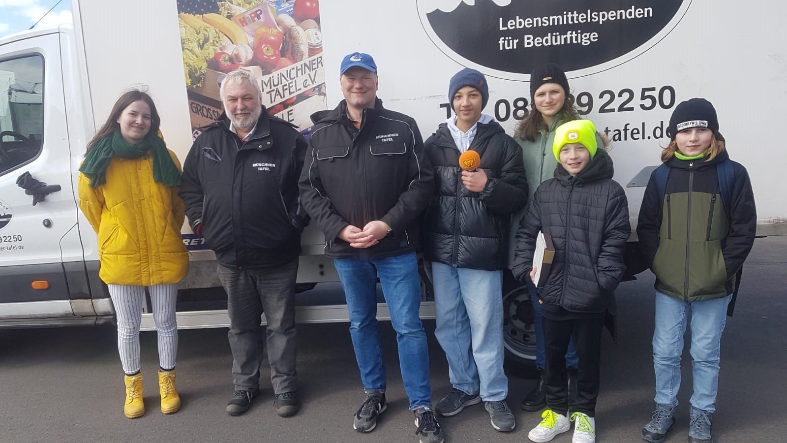 Unser Südpolteam mit Axel Schweiger und Steffen Horak vor einem Laster der Münchner Tafel