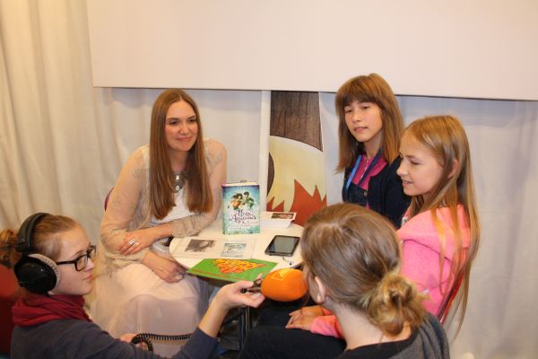 Kinderreporter während dem Interview mit Tanja Stewner
