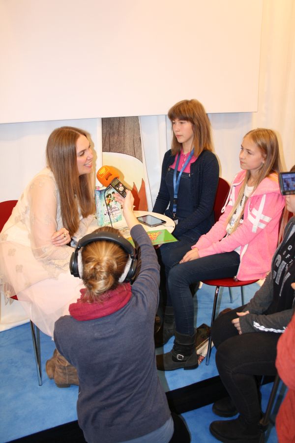 Kinderreporter während dem Interview mit Tanja Stewner