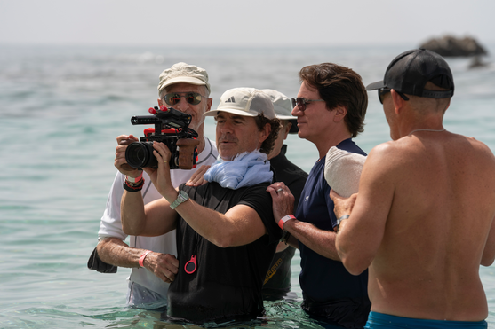 Rob Marshall  bei den Dreharbeiten Er steht hinter dem Kameramann und das ganze Team ist bis zur Hüfte im Wasser.