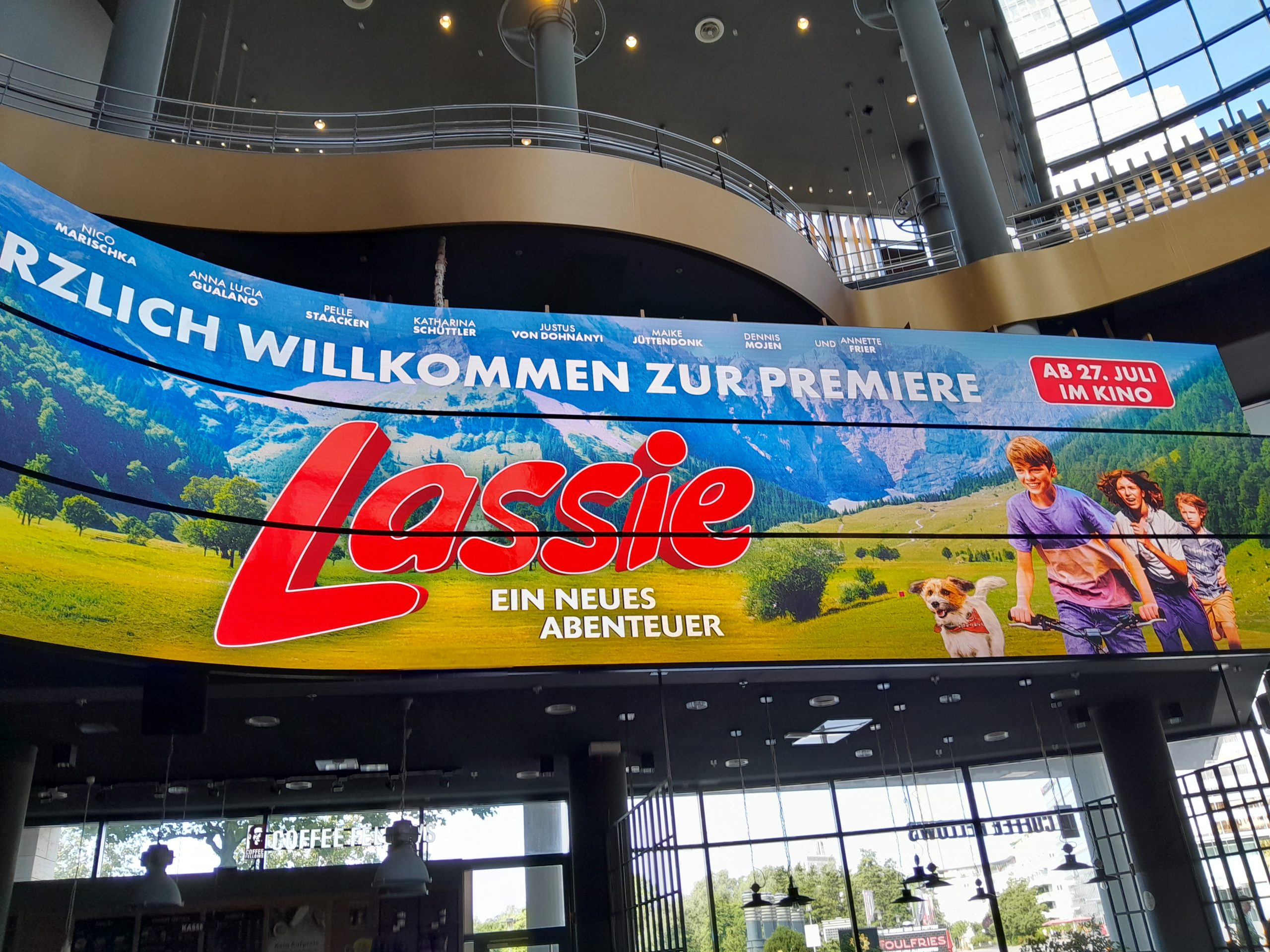 Die Lassie Premiere in Köln - ein riesiges Willkommensposter auf einer Leinwand