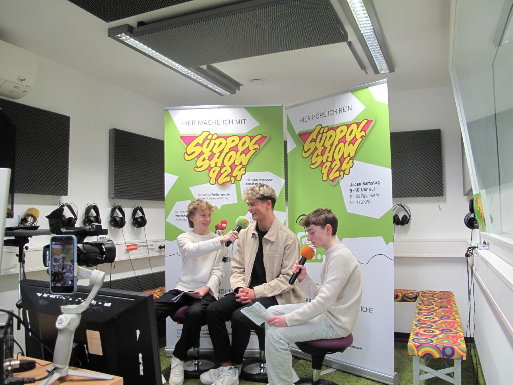 Viele Kameras auf Benni und Reporter