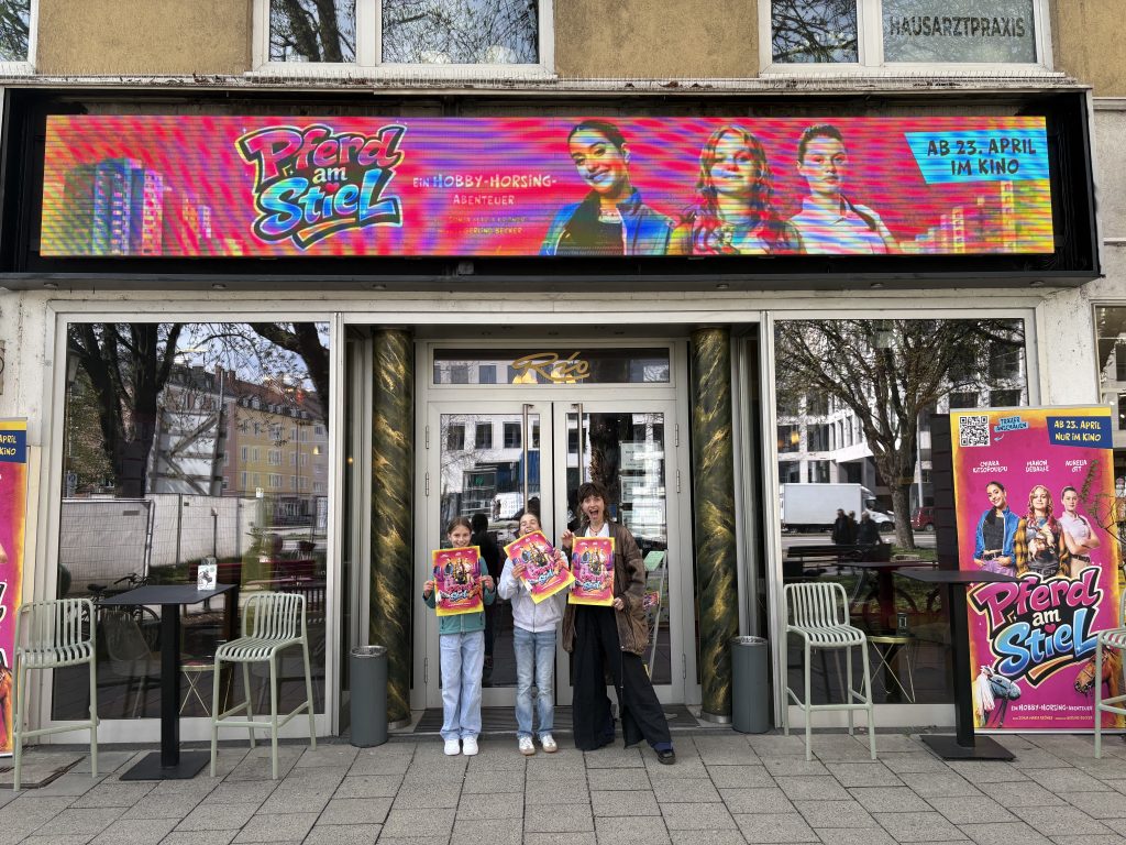 Vor dem Kino Die zwei Jungreporterinnen und unsere FSJlerin vor dem Kino